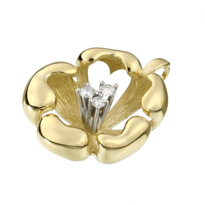 Dreidimensionaler Anhänger in Form einer Blüte. Der Blütenkelch wird durch 3 Brillanten in Krappenfassungen dargestellt.
Der Innere Teil der Blüte wirkt durch die Ziselierung matt.