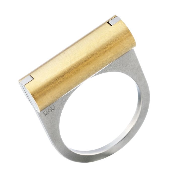 Futuristischer Designerring des Berliner Schmuckdesigners Carl Dau. Die Ringschiene sowie das Mittelteil des Ringkopfes sind aus Edelstahl. Die Schauseite hat eine sehr ausgefallene, moderne Form und ist mit 750er Gold belegt. 
