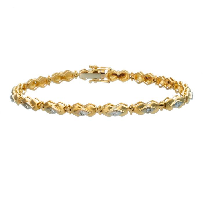 Armband in 18-karätigem Gold. Das Schmuckstück hat gelbgoldene Glieder, auf denen rautenförmige, weißgoldene Elemente sitzen, die jeweils einen kleinen Brillanten eingearbeitet haben. 