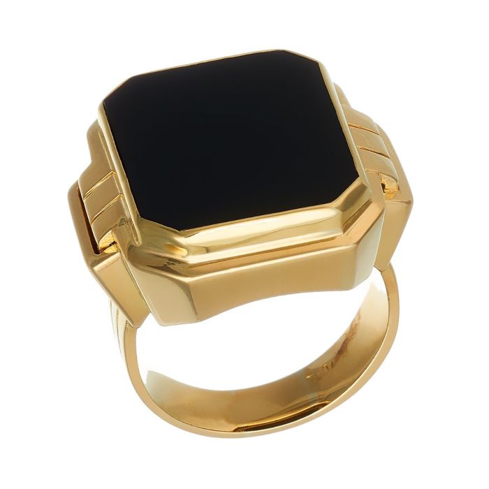 Herrenring in 18-karätigem Gelbgold. Die hochglanzpolierte Ringschiene ist zur Hälfte mit einem reliefartigen Dekor versehen. Mit großem Onyx im Mittelpunkt.