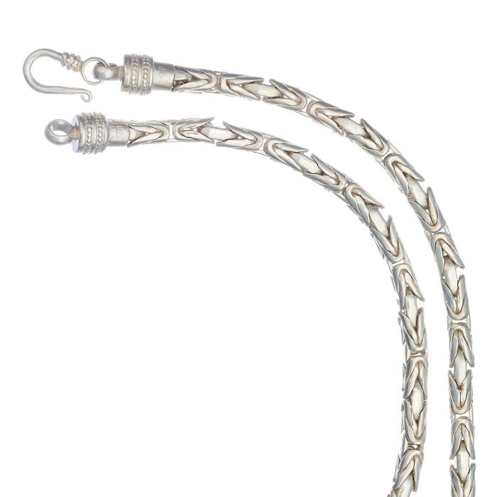 Kette in 925er Silber mit Königsgliederung. Die Glieder sind abgerundet. Ein offener Haken zum Einhängen dient als Verschluss.