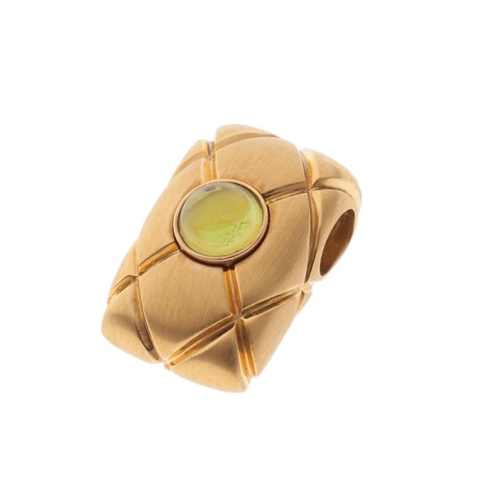 Rechteckiger Anhänger von der Firma Mont Blanc in 750er Gelbgold mit schönem grünen Peridot mittig.