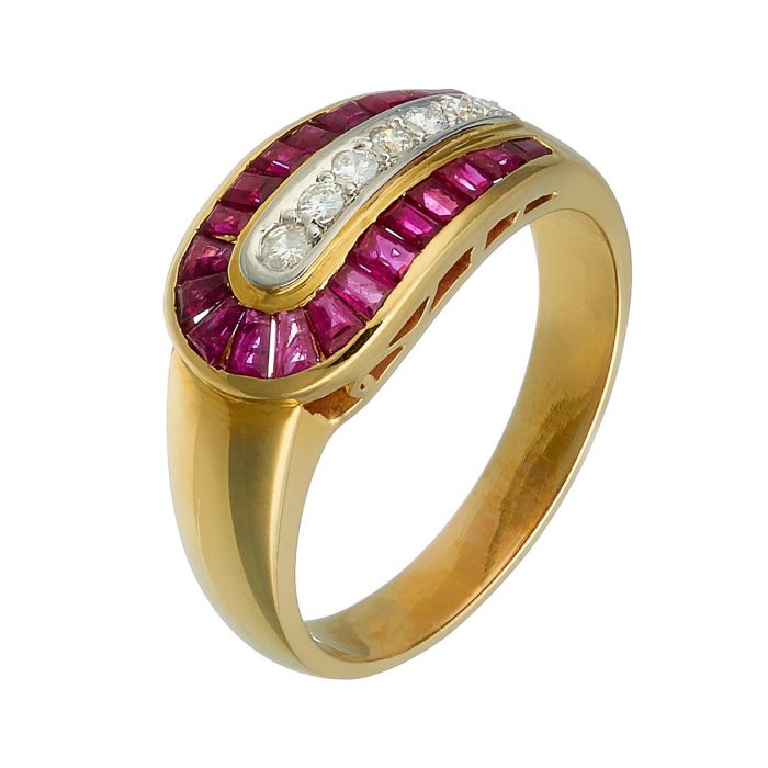 Damenring in 18-karätigem Gelbgold. Der äußere Teil ist mit insgesamt 20 Rubinen in eckigen Schliffen besetzt. Der mittlere Teil fasst 7 Brillanten in unterschiedlichen Größen.