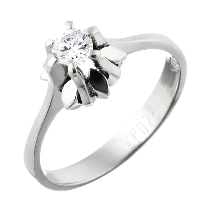 Klassischer Vintage Solitärring in 14-karätigem Weißgold mit einem Brillanten von 0,26 ct in Krappenfassung. Zwischen den lang gearbeiteten Krappen befinden sich blütenblattähnliche Muster