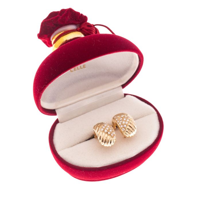 18-karätige Gelbgoldohrringe - besetzt mit insgesamt 34 Brillanten. Diese sind schauseitig in einer Dreiecksform gefasst. Der Rest der Ohrringe ist durch diagonale, dreidimensionale Linien verziert. - Ansicht in Schmuckschatulle