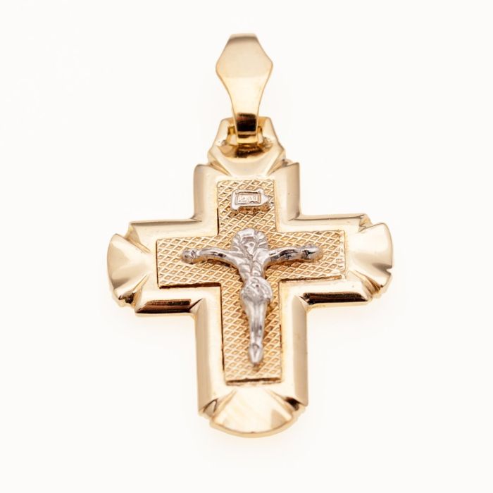 Doppelkreuz in Bicolor, mit schmalem eismattiertem Weißgoldkreuz appliziert auf breitem Gelbgoldkreuz mit reliefiertem Rautenmuster und polierten Außenkanten mit gemuldeten Dreieckverzierungen.