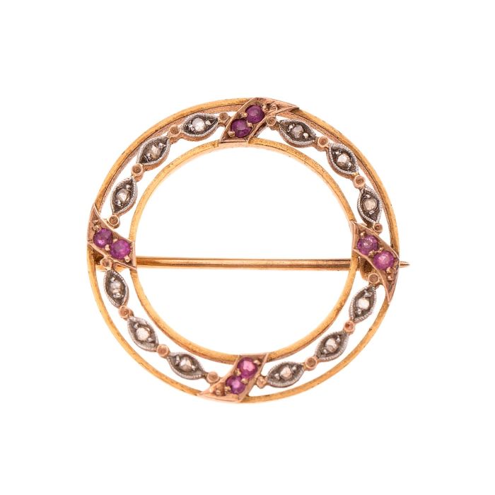 Antike Brosche. Diese filigrane, zarte Brosche ist in ihrem runden Rahmen mit insgesamt 12 Diamantrosen in ovalen Fassungen, die an den Enden spitz zulaufen, bestückt. Nach jedem 3. Diamant zieren je 2 gefasste Rubine diese schöne Brosche (= insgesamt 8 R