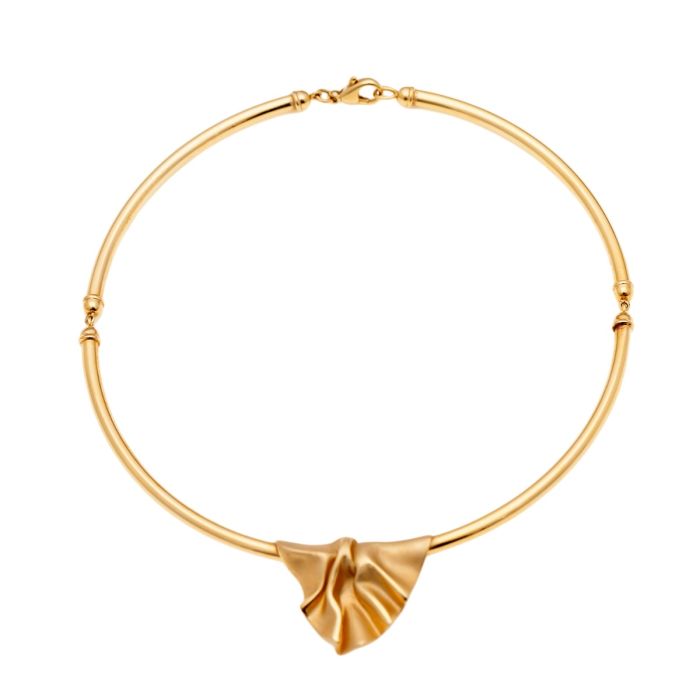 Collier in 333er Gelbgold. Der Reif ist mittig durch Glieder beweglich, so dass sich das Collier perfekt dem Hals anpasst. 
Das Schaustück gleicht einem übergeworfenem Tuch und ist matt. Polierte Abzeichnungen sollen die Falten des Tuches darstellen. Ans