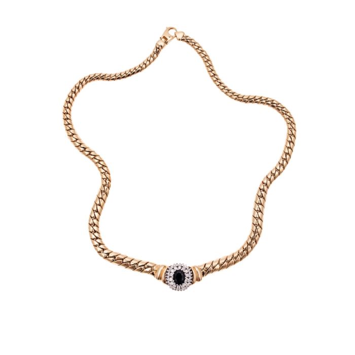 Gewölbte Flachpanzerkette mit von klein nach groß verlaufenden Gliedern und Karabiner-Verschluss. Mittig hat das Collier ein großes, ovales Schaustück, welches mit einem großen Saphir umgeben von 42 Brillanten mit ges. ca. 1 ct besetzt ist. 
