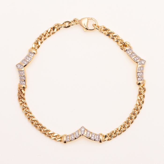 Edles Flachpanzer-Armband in 750er Gelbgold mit Karabinerverschluss. Das Armband hat 3 geschwungene Zwischenelemente, die jeweils mit 14 Brillanten besetzt sind
