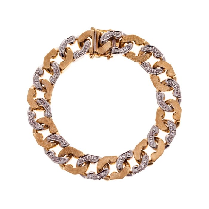 Massives, großgliedriges Bicolor Flachpanzerarmband mit schauseitig in Weißgold abgesetzten Gliedern, die mit insges. 80 Diamanten von ges. ca. 1,60 ct besetzt sind. Die gelbgoldenen Glieder sind mattiert. 