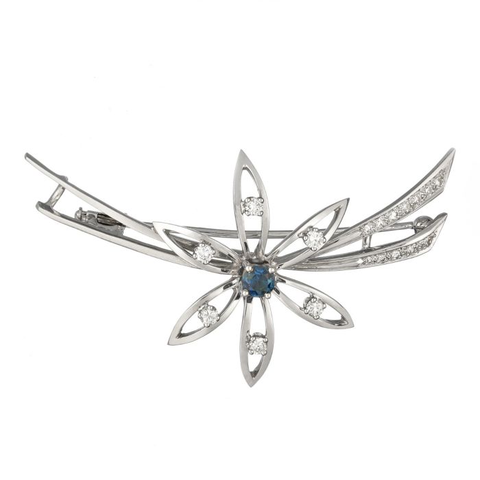 Anstecknadel in 750er Weißgold - mittig mit einer Blüte, die mit Brillanten und einem Saphir besetzt ist.