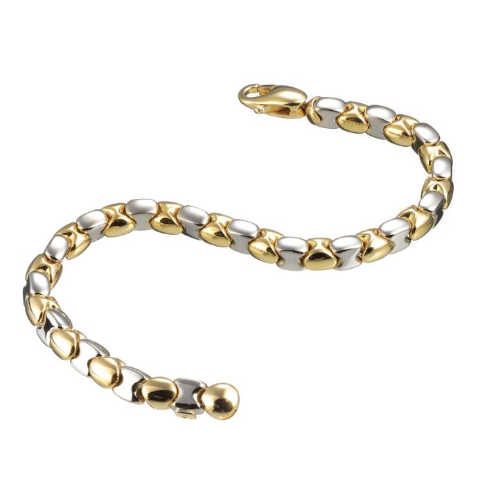 Elegante Creolen in 14-karätigem Gelbgold mit jeweils 4 Brillanten gefasst. Schauseitig ist die Oberfläche der Creolen matt, während die Rückseite hochglanzpoliert ist. 