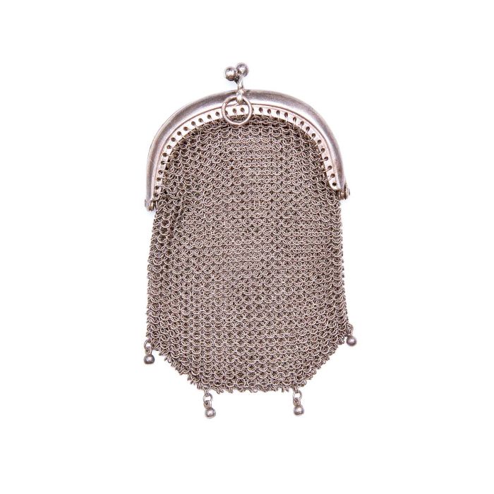 Antike Geldbörse in 800er Silber – Kettengeflecht, innen in 2 Fächer unterteilt mit kleinen, hängenden Kügelchen am unteren Teil.