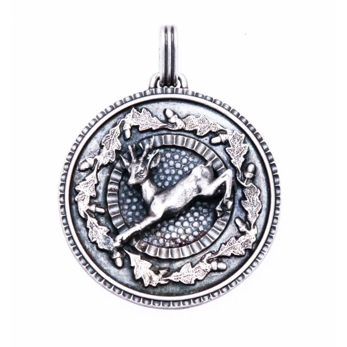 Runder Anhänger in 835er Silber mit Hirsch - dreidimensional mittig. Ringsherum schmücken Eichenlaubverzierungen den Amulettanhänger.
