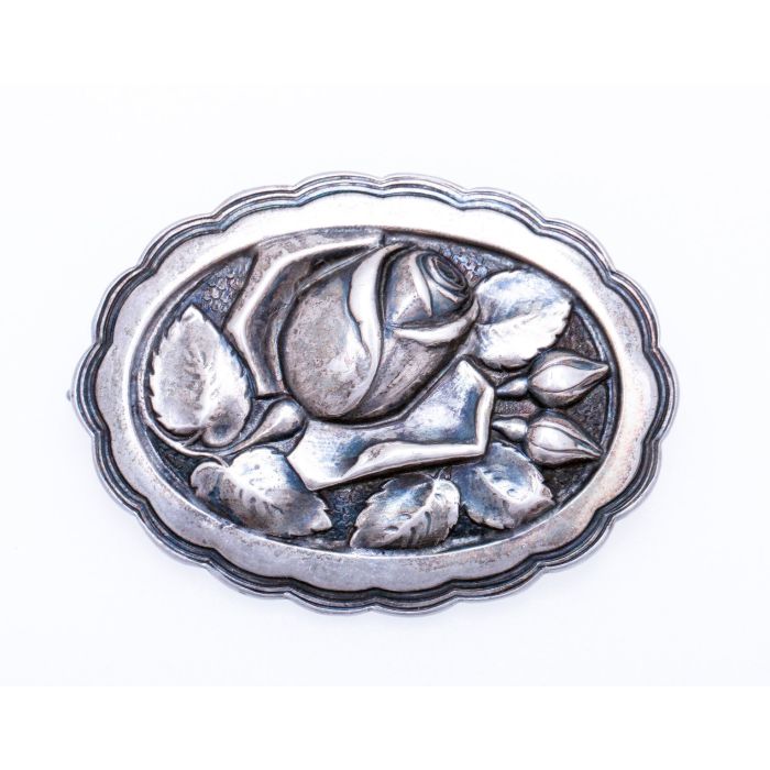 Antike Brosche in 800er Silber aus Österreich mit dreidimensionalem Rosenmotiv mit Blattwerk und kleineren Knospen.