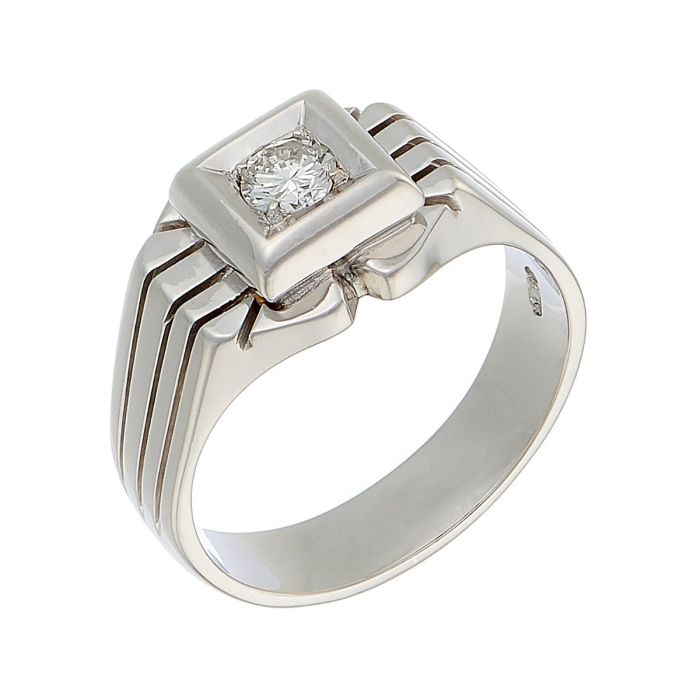 Cocktailring in Weißgold. Schauseitig ist ein großer Brillant in einer quadratischen Fassung verarbeitet. Mit senkrecht verlaufenden Linien entlang der Ringschiene und kleinen Kerben.