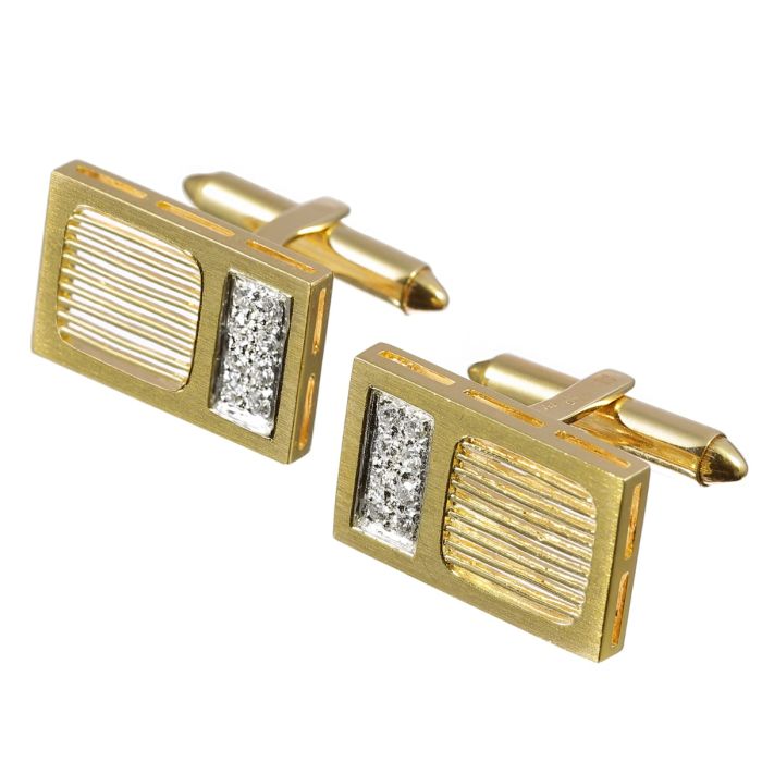 Ausgefallen gearbeitete Manschettenknöpfe in rechteckiger Form schauseitig mit offenen, durchbrochenen Linien und gesamt 16 Brillanten von 0,80 ct. Wsi. 
