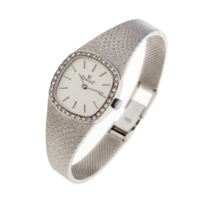 Damen-Armbanduhr von Exquisit um 1960/65, Lünette besetzt mit 36 Diamanten in Achtkantschliff zus. ca. 0,40 ct. (Weiß, VVsi-VSi). 
Zifferblatt mit Strichen als Indizes, massives Schmuckband im Verlauf schauseitig mattiert mit Clipverschluss.