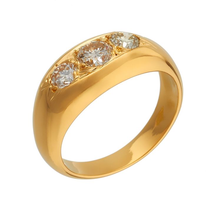 Ring mit massiver, bombierter Ringschiene im Verlauf, schauseitig besetzt mit drei Brillanten von zus. 1,04 ct. 