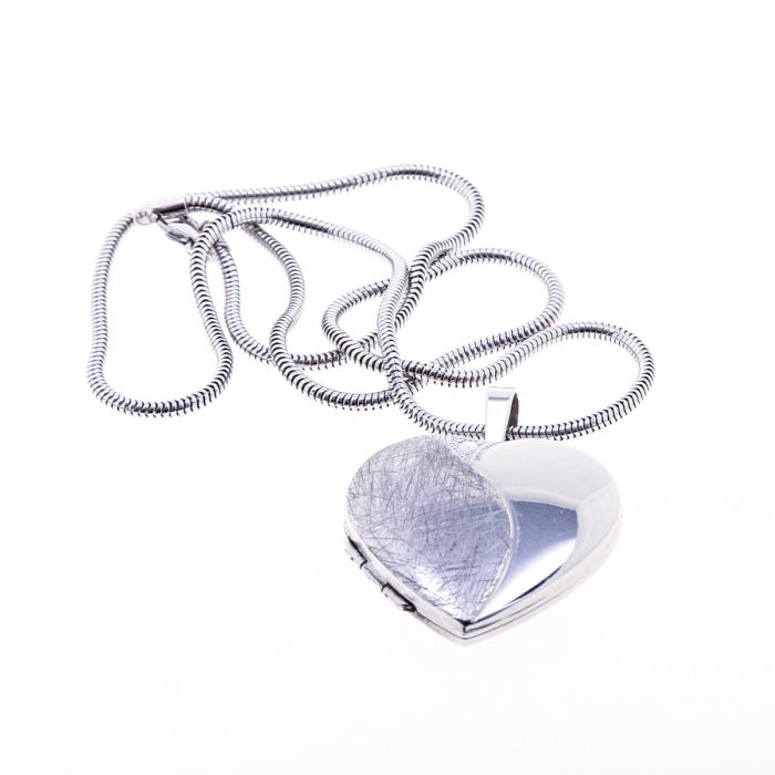 Schlangenkette in Silber mit modernem Herzmedaillon. 
Das Herz ist mittig mit einer geschwungenen Linie geteilt. Die eine Hälfte ist eismattiert und die andere poliert. Rückseitig ist es mattiert. 