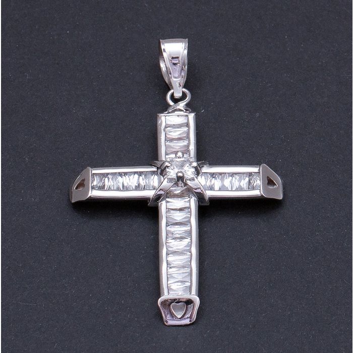Kreuz-Anhänger in 14-karätigem Weißgold mit 26 Zirkonia in auf der Längs- und Querachse des Kreuzes und einem Zirkonia in Carreeform mittig der beiden Achsen. Die 4 Endstücke des Kreuzes sind abgeschrägt und jeweils mit einem herzförmigen Ornament ausgesp
