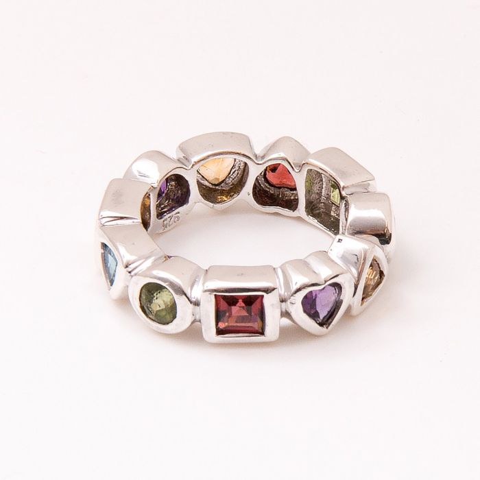 Silberring der Firma KNJ.
Der Ring besteht aus aneinandergereihten Formen wie Quadrat, Dreieck, Kreis und Herz.
Jedes dieser Elemente ist mit einem farbigen Stein versehen.