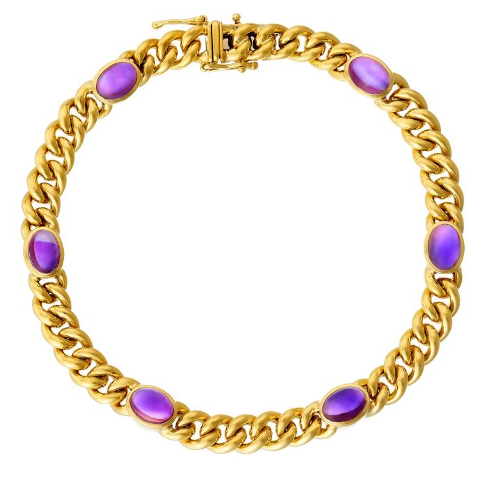 Damenarmband aus 14-karätigem Gelbgold. Zwischen den Rundpanzergliedern sind ovale Zargenfassungen gesetzt, in denen je ein Amethystcabochon sitzt. 