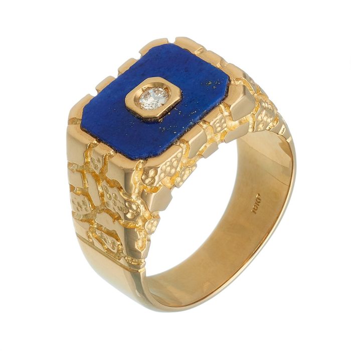 Herrenring in 10-karätigem Gelbgold. Der Lapislazuli hat mittig eine gelbgoldene Fassung, in der ein Brillant von 0,08 ct. sitzt. 