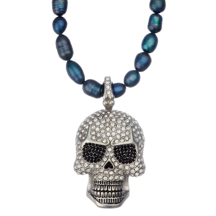 Die Zuchtperlen der Kette schimmern je nach Lichteinfall von blau bis violett. Der Anhänger ist aus Edelstahl und stellt einen Totenkopf dar. Dieser ist komplett mit Zirkonia besetzt.