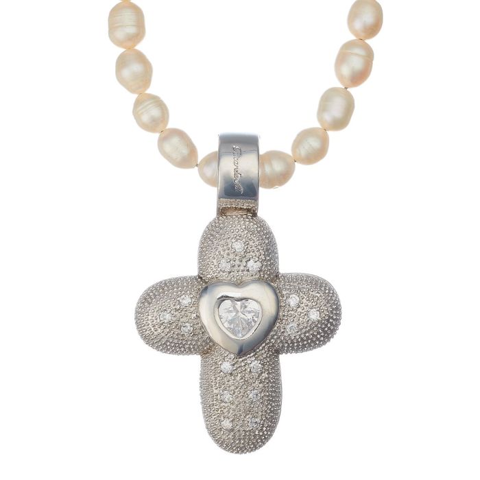 Kreuzanhänger in 925er Silber der Firma Ricarda M. Mittig ist ein poliertes Herz mit einem ebenfalls herzförmigen Zirkonia als Highlight eingearbeitet. Die Kette ist aus Zuchtperlen mit hellem Lüster. 