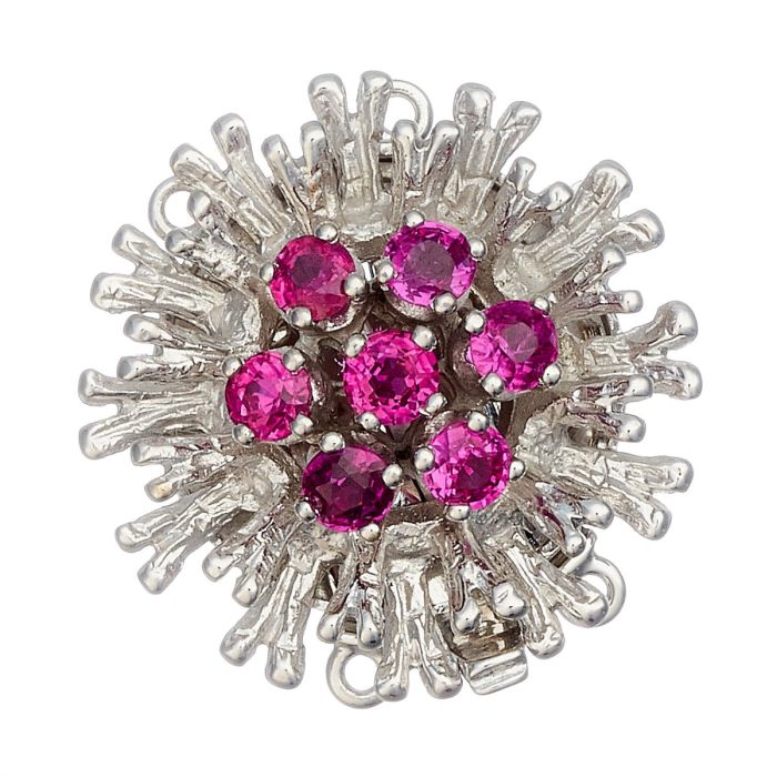 Perlkettenverschluss für 2-reihige Perlenketten in 14-karätigem Weißgold. Mittig mit 7 Rubinen.