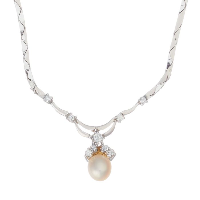 Collier in 14-karätigem Weißgold. Mit hochglanzpolierten Gliedern. Es hat 4 Diamanten gefasst. Am  Endstück zieren eine Zuchtperle, ein Brillant und 2 Diamanten das Schmuckstück.  