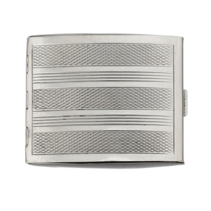 Döschen mit gewölbtem Deckel aus 835er Silber. Eine geradlinige Musterung ziert dieses Accessoire von beiden Seiten. Im Deckel befindet sich ein kleiner Spiegel. 