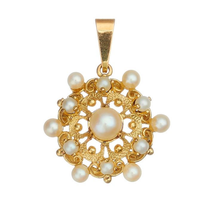 Anhänger in 8-karätigem Gelbgold. Das Schmuckstück mit seinen zarten Musterungen ist besetzt mit kleinen Zuchtperlen. Mittig sitzt eine etwas größere Perle. 