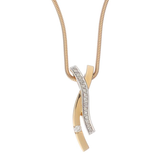 Anhänger in „X“-Form in 14-karätigem Gold. Eine Strebe ist in Weißgold gehalten und mit Brillanten versehen. Die Andere ist hochglanzpoliert und fasst im unteren Teil einen Brillant.