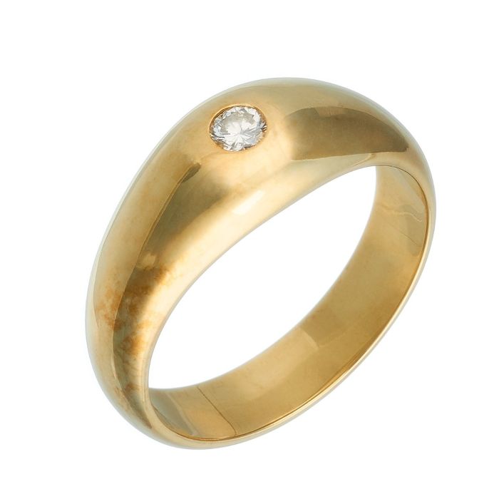 Herrenring in 14-karätigem Gelbgold. Der hochglanzpolierte Bandring wird im Verlauf zur Schauseite hin breiter. Mittig fasst er einen lupenreinen Brillanten von 0,23 ct.