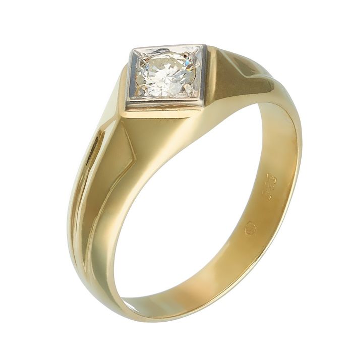 Herrenring in 14-karätigem Gold. Das Schmuckstück wird zum Ringkopf hin breiter. Darauf befindet sich eine weißgoldene quadratische Fassung. Darin ein Brillant von 0,60 ct. in Kornfassung.