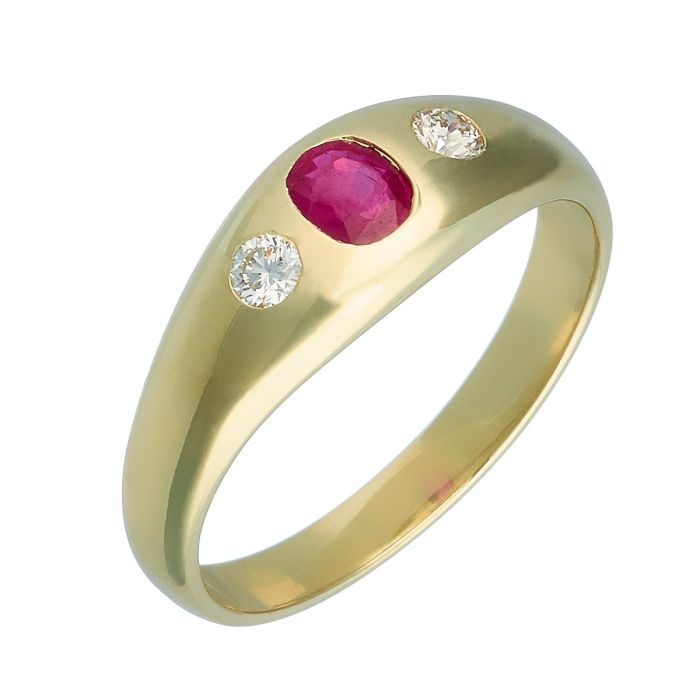Vintage-Bandring in 14-karätigem Gelbgold. Zur Schauseite hin wird die Ringschiene breiter. Ein taubenblutroter Rubin in Antikschliff wird flankiert von 2 Brillanten. 