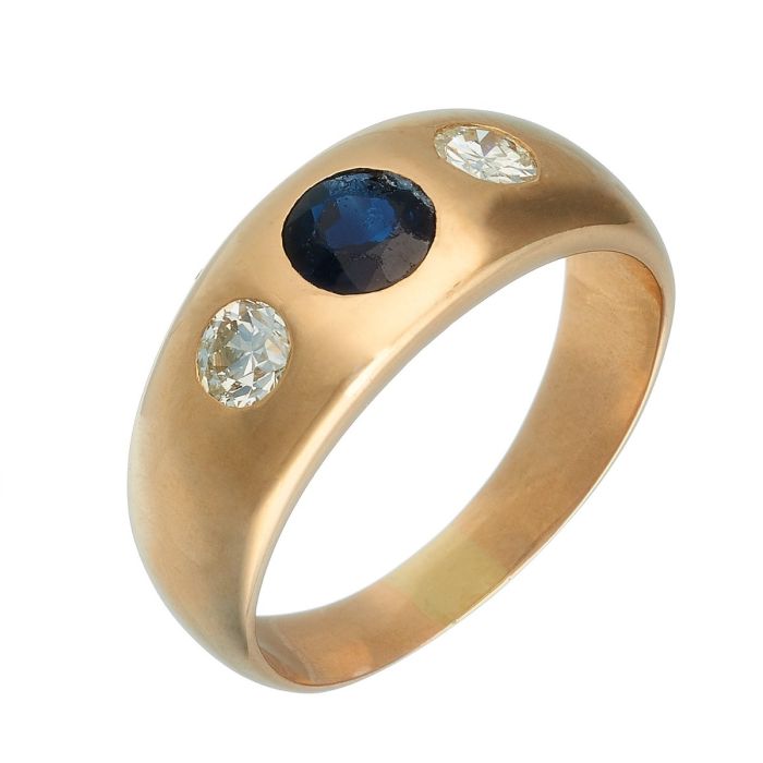 Vintage-Bandring für Sie oder Ihn in 14-karätigem Gelbgold. Schauseitig ist ein Saphir gefasst. Flankiert wird er von 2 funkelnden Brillanten von 0,60 ct. 