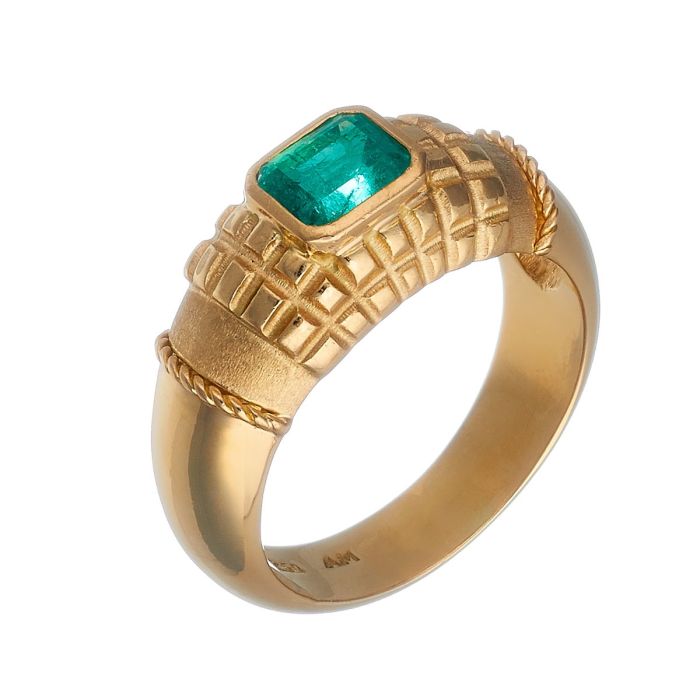 Damenring in 18-karätigem Gelbgold. Mittig sitzt in einer quadratischen Zargenfassung ein Smaragd im typischen Smaragdschliff.