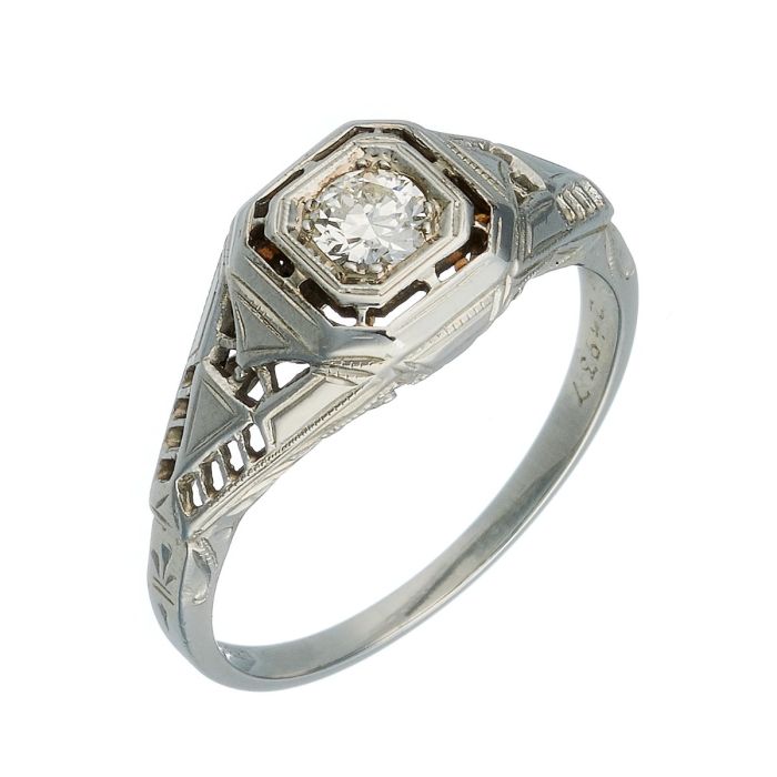 Damenring in 18-karätigem Weißgold im Stile des Art Déco. Das Schaustück fasst einen Brillanten von 0,20 ct. in einer kantigen Fassung.