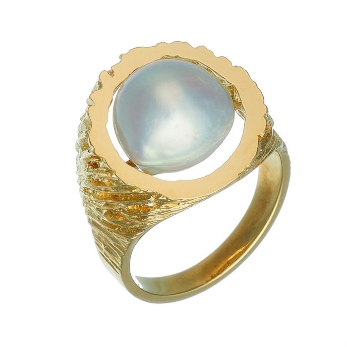 Ring in 14-karätigem Gelbgold. Der Ringkopf des Schmuckstückes ist rund und fasst mittig eine große Barock-Zuchtperle mit hellem Lüster. 