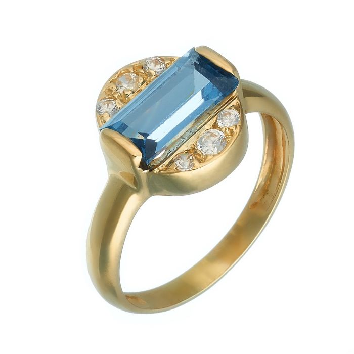 Damenring in 14-karätigem Gelbgold. Das Schmuckstück hat einen leicht ovalen Ringkopf, der mittig einen rechteckigen blauen Farbstein umfasst, umgeben von jeweils 3 Zirkonia auf beiden Seiten. 