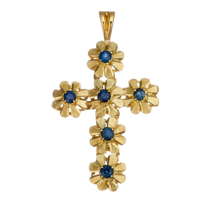 Kreuzanhänger in 18-karätigem Gelbgold. Das Schmuckstück ist liebevoll gearbeitet und mit einem Blumenmuster versehen. Jede dieser Blüten wird von einem Saphir in Krappenfassung geziert. 
