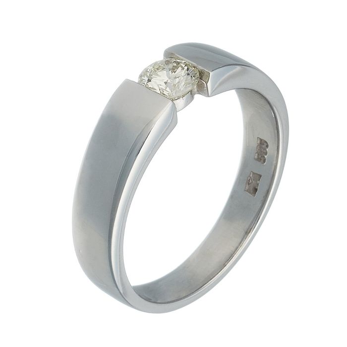 Damenring in 14-karätigem Weißgold. Schauseitig fasst das Schmuckstück einen Brillanten in getöntem Weiß von 0,30 ct. 