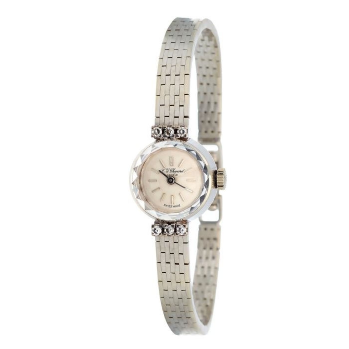 Damenarmbanduhr von Chopard. Jeweils 3 kleine Diamanten ober- und unterhalb des Uhrengehäuses.  Die Glieder des Armbandes sind mattiert.