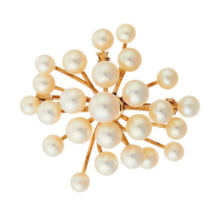 Brosche bzw. Anhänger aus 14-karätigem Gold mit 25 Süßwasserperlen. Eine kleine Öse, die hochgeklappt werden kann, verwandelt die Brosche zum Anhänger.