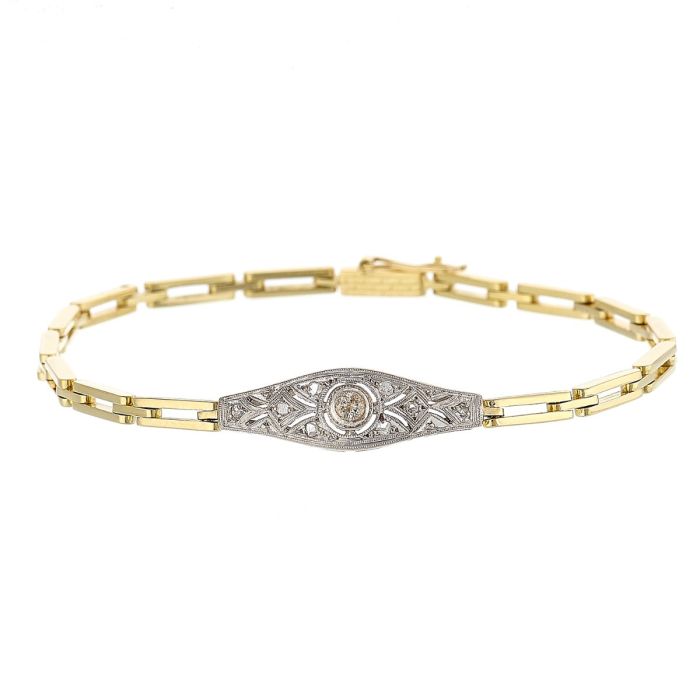 Armband in 14-karätigem Gelbgold. Das Gliederarmband mit seinen kantigen Elementen hat mittig ein weißgoldenes Schaustück. Mit Altschliffdiamanten.