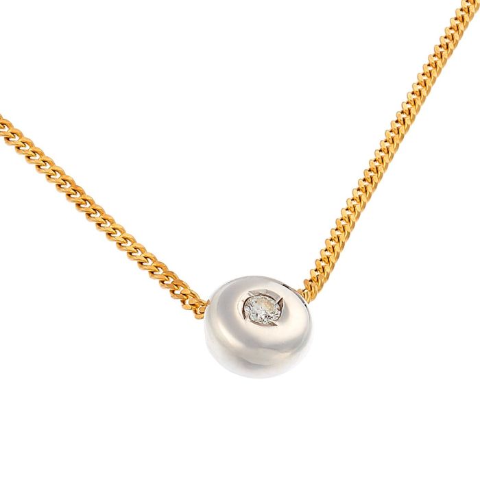 Kette mit Anhänger in 14-karätigem Gold. Die schlichte Gliederkette ist gelbgold während der Anhänger in Weißgold gehalten ist. Ein gefasster Brillant von 0,10 ct ist mittig des runden Anhängers gesetzt.